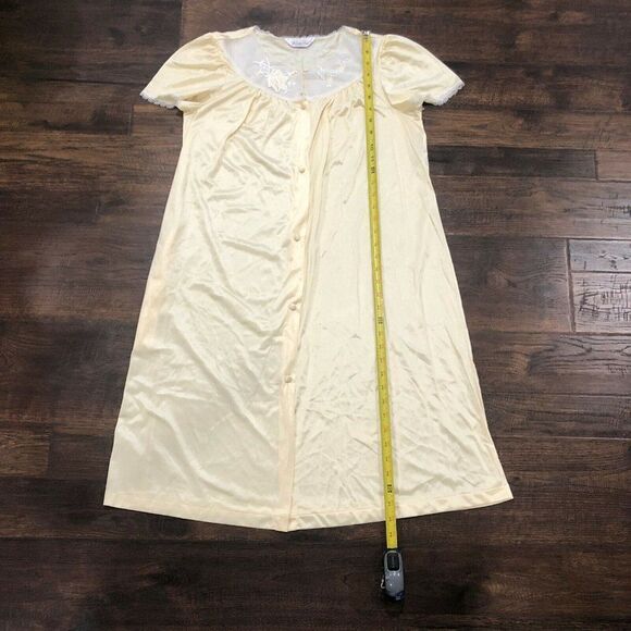 Vanity Fair Women Size Small Sheer Yellow Short Sleeve Button Front Nylon Robe - Picture 6 of 12